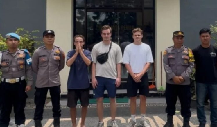 WNA Belanda Dibawa ke Mapolsek Setelah Mengamuk di Hotel Nusa&nbsp;Penida