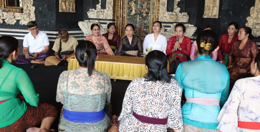 Ketua WHDI Denpasar Buka Pelatihan Membuat Banten&nbsp;Otonan