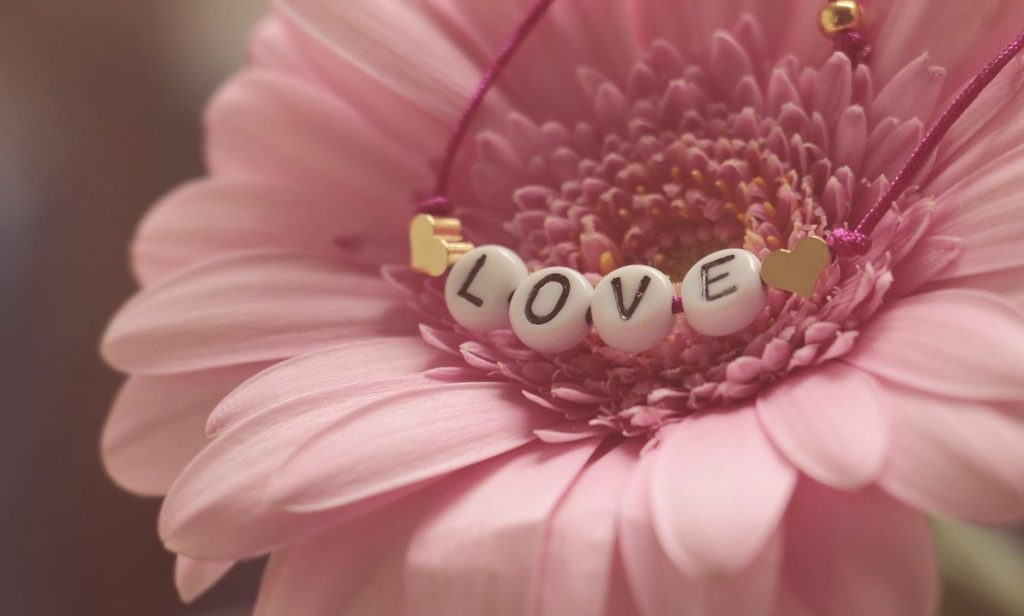 5 Bahasa Cinta: Cara Kita Memberi dan Menerima Kasih&nbsp;Sayang