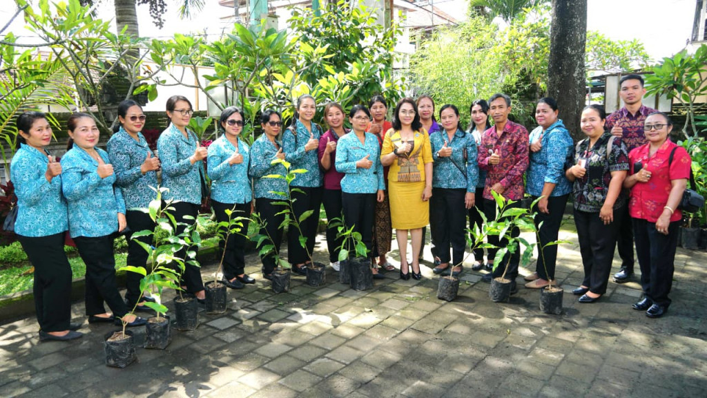 Penyerahan Bibit Tanaman di Mengwi dan Abiansemal dalam Gerakan “Hatinya&nbsp;PKK”