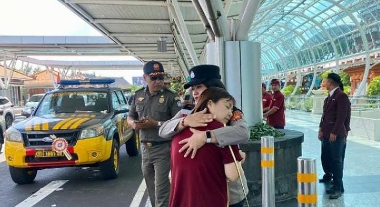 WNA Jepang Diduga Depresi, Polwan Bandara Ngurah Rai Sigap&nbsp;Membantu