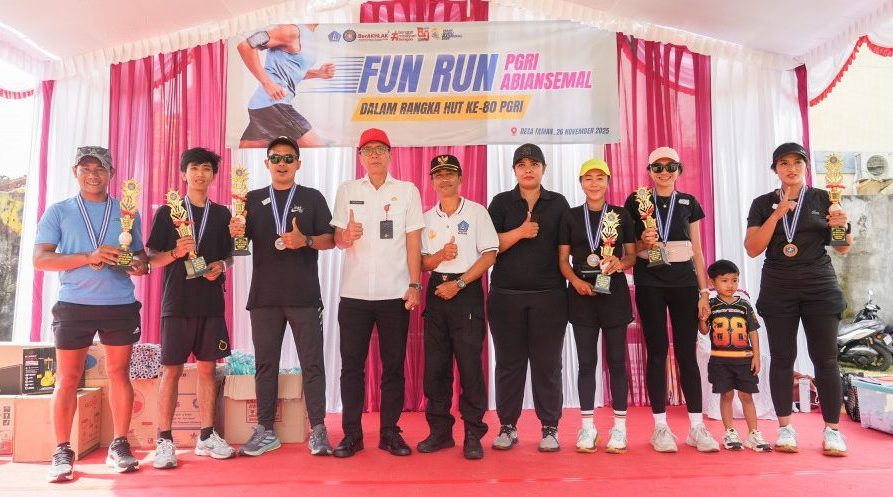 PGRI Abiansemal Gelar Fun Run Peringati HUT PGRI ke-80 dan Hari Guru&nbsp;Nasional