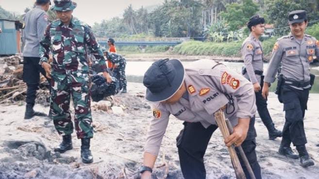 Polsek dan Warga Pulihkan Area Wisata Crystal Bay&nbsp;Pascabencana