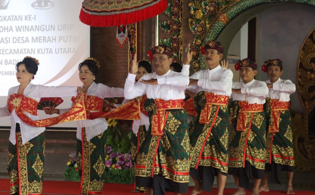 Lansia Dalung Rayakan Wisuda Perdana dan Tampilkan Tari&nbsp;Janger